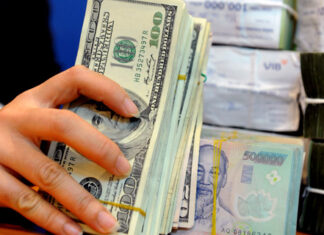 Các ngân hàng lại đồng loạt nâng giá USD