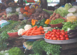 Thực phẩm bình ổn giảm giá, giá cả ngoài chợ vẫn cao